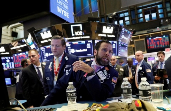 Các doanh nghiệp lớn tìm mọi cách để lôi kéo nhà đầu tư, tăng giá cổ phiếu. Ảnh: Reuters.