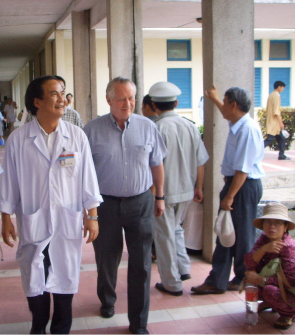 Tỷ phú Chuck Feeney thăm một bệnh viện tại Việt Nam - Ảnh: Quỹ Đại Tây Dương