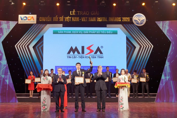 Ông Lê Hồng Quang – Phó Tổng giám đốc thường trực CTCP MISA nhận giải thưởng Chuyển đổi số 2020
