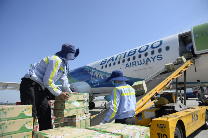 Bamboo Airways vận chuyển hàng cứu trợ tới miền Trung