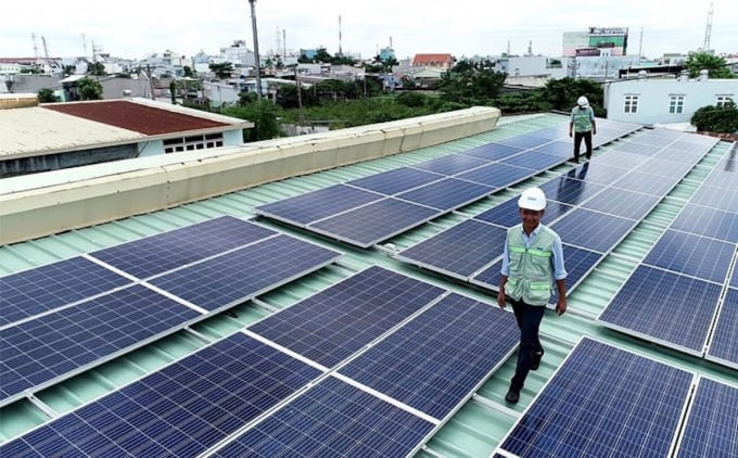 Công nhân lắp điện mặt trời tại TP.HCM. Ảnh: VNE.