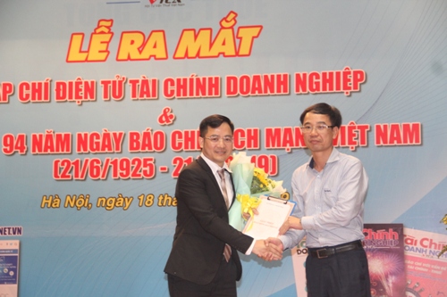 Ông Nguyễn Văn Hiếu Phó cục trưởng Cục Báo chí trao giấy phép Tạp chí điện tử cho Tổng Biên tập Hà Khắc Minh
