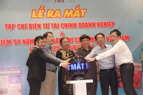 Các đại biểu nhấn nút khai trương Tạp chí điện tử