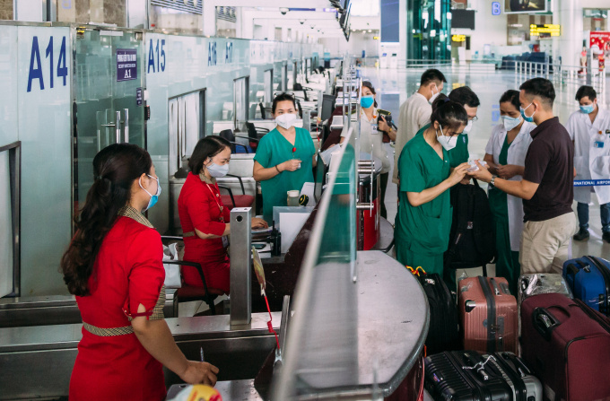 Các bác sĩ làm thủ tục để bay chuyến bay Vietjet từ Hà Nội và TP HCM tăng cường cho các địa phương chống dịch (ảnh: Đoàn Khánh)