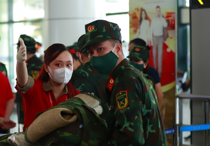 Nhân viên Vietjet hướng dẫn một bác sĩ quân y trong chuyến bay chiều 21/8 (ảnh: Đoàn Khánh)