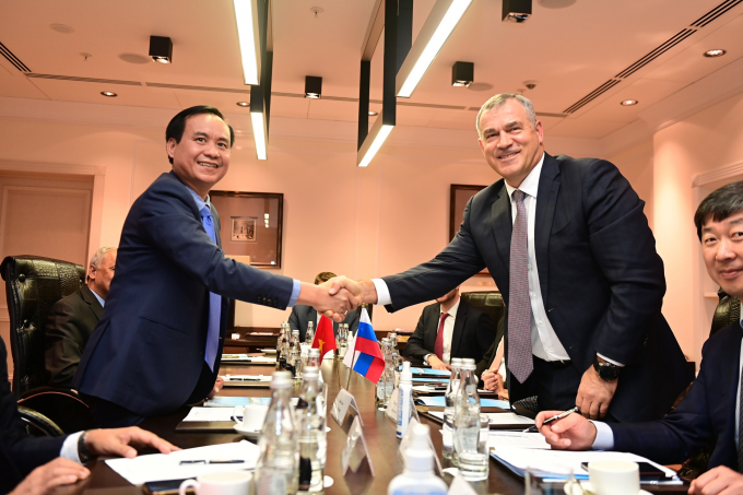 Chủ tịch UBND tỉnh Quảng Trị Võ Văn Hưng làm việc với Tập đoàn Gazprom International tại Liên bang Nga trong chuyến công tác cùng Chủ tịch nước Nguyễn Xuân Phúc đi thăm chính thức Thụy Sỹ và Nga.