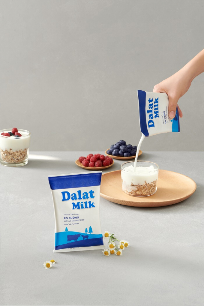 Sản phẩm Sữa tươi tiệt trùng Dalatmilk trong bịch giấy 220ml.