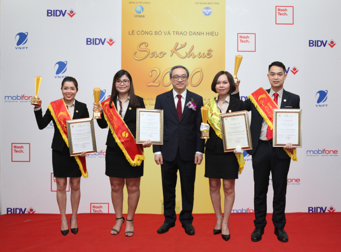 Thứ trưởng Phan Tâm (ở giữa) chúc mừng MISA giành 04 danh hiệu Sao Khuê 2020 và lọt Top 10 sản phẩm tiêu biểu nhất