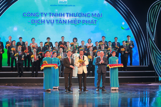 Ông Trần Quí Thanh vinh dự đón nhận Cup vinh danh Thương hiệu Quốc gia do Phó Thủ tướng Thường trực Chính phủ Trương Hòa Bình và Bộ trưởng Thông tin và Truyền thông Nguyễn Mạnh Hùng trao tặng.