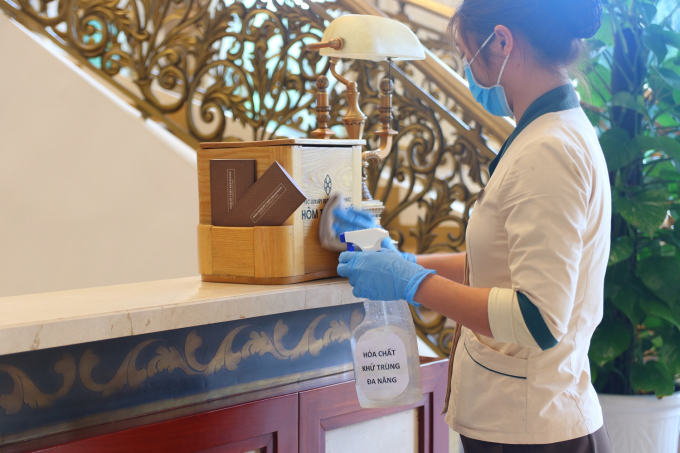 Nhân viên FLC Hotels & Resorts tiến hành vệ sinh khử khuẩn theo quy định y tế