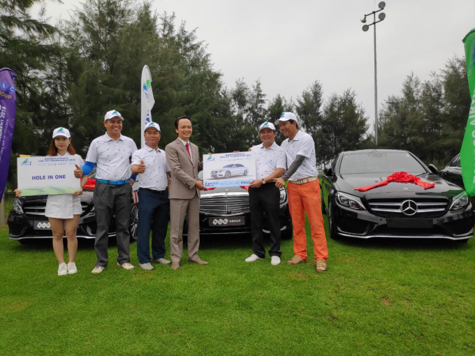 Chủ tịch Tập đoàn FLC – Ông Trịnh Văn Quyết trao giải thưởng cho golfer Cao Xuân Hùng ngay tại giải đấu