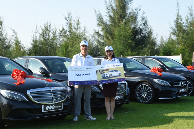 Golfer Nguyễn Anh Tuấn nhận giải thưởng HIO tại giải đấu
