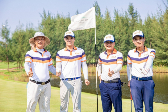 Golfer Nguyễn Thanh Anh (thứ hai từ trái sang) cùng các thành viên trong nhóm