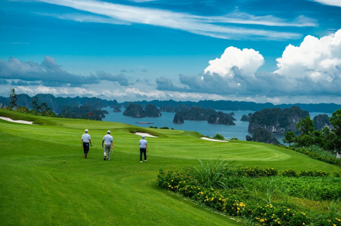 FLC Golf Club Ha Long sở hữu vị trí đắt giá bên vịnh biển kỳ quan (Ảnh: FLC Golf Club Ha Long)