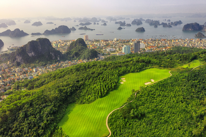 Khung cảnh đẹp như tranh vẽ của FLC Golf Club Ha Long nhìn từ trên cao (Ảnh: FLC Golf Club Ha Long)