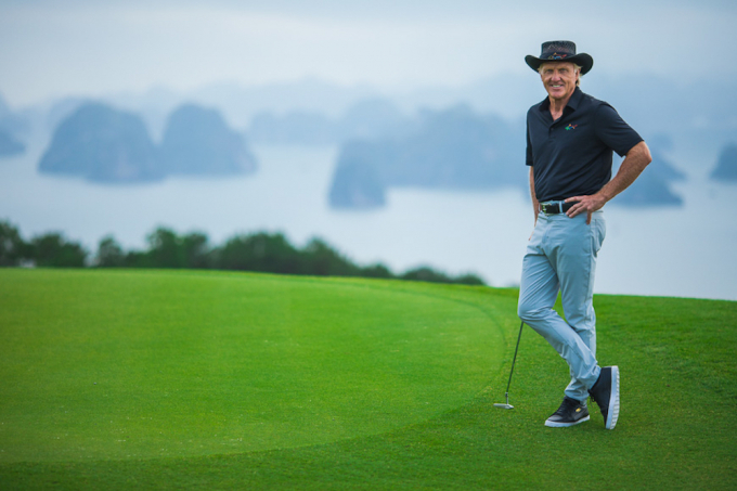 “Cá mập trắng” Gred Norman trải nghiệm sân golf FLC Hạ Long (Ảnh: FLC Golf Club Ha Long)
