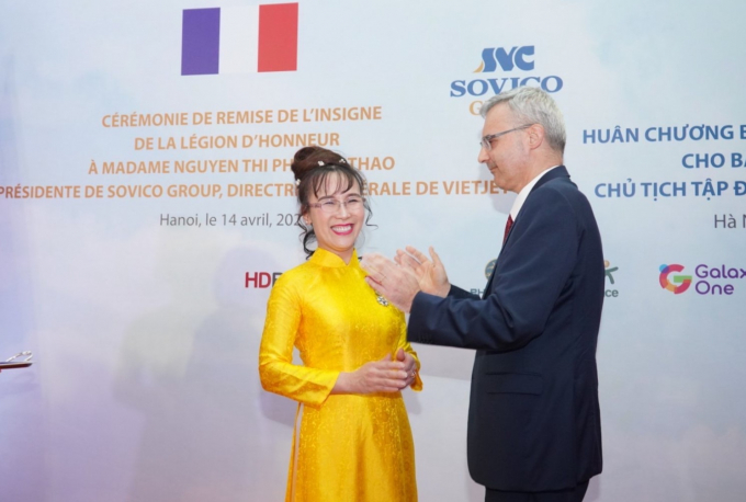 Đại sứ Pháp Nicolas Warnery trao Huân chương Bắc đẩu bội tinh cho bà Nguyễn Thị Phương Thảo