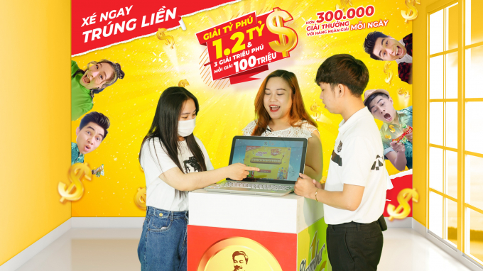 Chị Lâm Chi Anh, đại diện người tiêu dùng bấm quay số tìm chủ nhân đầu tiên của giải 100 triệu đồng trong chương trình “Xé ngay trúng liền”.