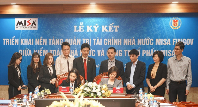 Đại diện các bên tham dự lễ ký kết gồm bà Phạm Thị Thu Hà, Giám đốc Trung tâm Tin học Kiểm toán Nhà nước và bà Đinh Thị Thúy, Tổng giám đốc Công ty Cổ phần MISA