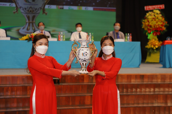 Giới thiệu Cup vô địch tại giải bóng đá truyền hình Bình Dương – Cup Number 1 lần thứ 21.