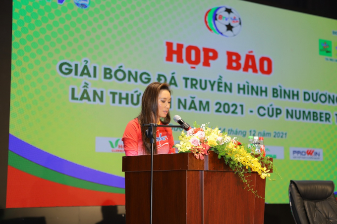 Bà Vũ Phương Thanh, đại diện cho nhà tài trợ chính của giải đấu