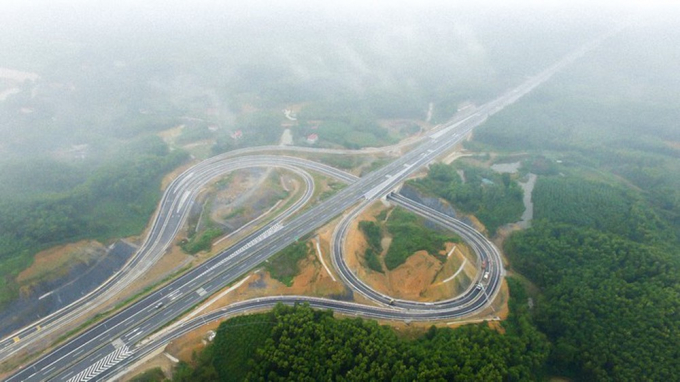 Dự án cao tốc Bắc – Nam đoạn qua tỉnh Nghệ An (gồm hai dự án thành phần là đoạn Nghi Sơn - Diễn Châu và Diễn Châu - Bãi Vọt) đi qua Thị xã Hoàng Mai và các huyện Quỳnh Lưu, Diễn Châu, Yên Thành, Nghi Lộc và Hưng Nguyên với chiều dài có 87,84 km.