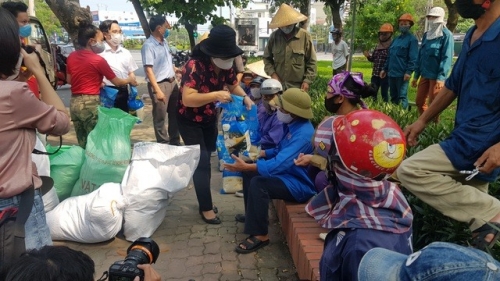 Cơ quan chức năng phát gạo cho người dân trên địa bàn TP Vinh (Nghệ An).