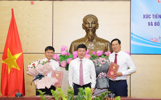 Ông Nguyễn Đức Trung, Chủ tịch UBND tỉnh trao quyết định bổ nhiệm Giám đốc và Phó Giám đốc Trung tâm Xúc tiến Đầu tư Thương mại và Du lịch tỉnh Nghệ An.