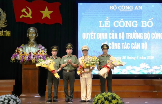 Thiếu tướng Trần Quốc Tỏ trao quyết định Giám đốc Công an Hà Tĩnh cho Đại tá Lê Khắc Thuyết và tặng hoa chúc mừng Đại tá Võ Trọng Hải, Đại tá Nguyễn Tiến Nam.