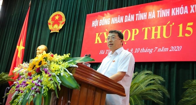 Ông Trần Tú Anh, Giám đốc Sở KH&ĐT Hà Tĩnh trả lời chất vấn của các đại biểu HĐND về tăng trưởng kinh tế thấp và tiến độ các dự án đầu tư chậm.