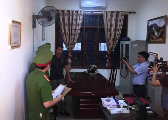 Công an đọc lệnh bắt Nguyễn Tâm Long tại phòng làm việc Ban Dân tộc Nghệ An