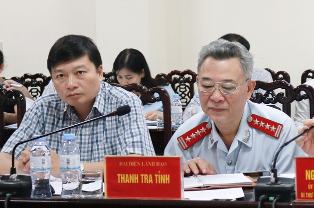 Chánh Thanh tra tỉnh Nghệ An Vi Văn Sửu (bên phải) tại buổi tiếp công dân định kỳ.
