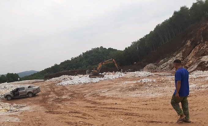 Một mỏ đá khai thác sai phép trên địa bàn xã Đồng Hợp, huyện Qùy Hợp (Nghệ An).