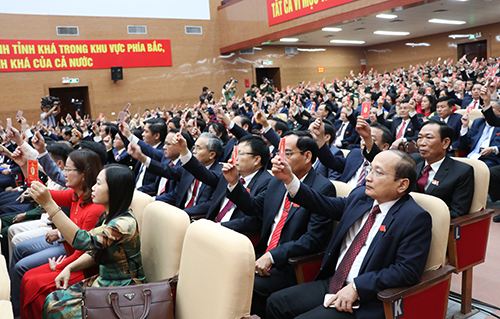 Các đại biểu biểu quyết thông qua các chỉ tiêu Nghị quyết tại Đại hội Đảng bộ tỉnh Nghệ An lần thứ XIX, nhiệm kỳ 2020-2025.