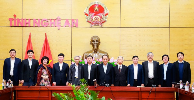 Các thành viên Tổ tư vấn Kinh tế - xã hội chụp ảnh lưu niệm với lãnh đạo tỉnh Nghệ An.