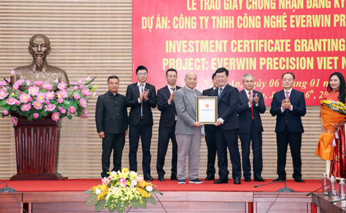 Chủ tịch UBND tỉnh trao giấy chứng nhận đầu tư cho Công ty TNHH Everwin Precision Việt Nam.