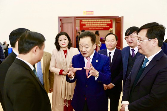 Ông Đỗ Quang Hiển – Chủ tịch HĐQT kiêm Tổng Giám đốc Tập đoàn T&T Group trao đổi với các đại biểu tại hội nghị.