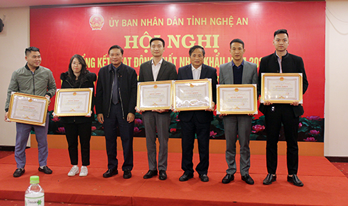 UBND tỉnh Nghệ An tặng Bằng khen cho các doanh nghiệp có thành tích trong công tác xuất nhập khẩu.