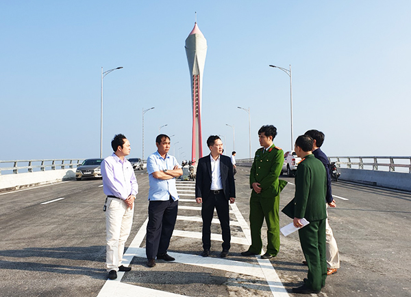 Lực lượng chức năng kiểm tra, khảo sát địa điểm bắn pháo hoa tầm thấp tại cầu Cửa Hội, TX Cửa Lò.