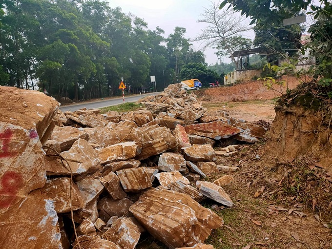 Hàng trăm khối đá cảnh được tập kết ngay dọc tuyến đường Quốc lộ 48.