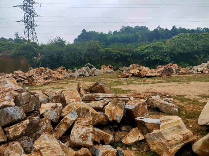 Hàng trăm khối đá cảnh tập kết trái phép ngay dọc tuyến đường Quốc lộ 48, thuộc xã Nghĩa Xuân, huyện Qùy Hợp (Nghệ An).
