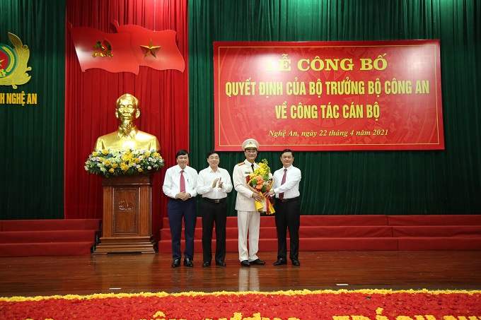 Lãnh đạo tỉnh Nghệ An chúc mừng Đại tá Phạm Thế Tùng.
