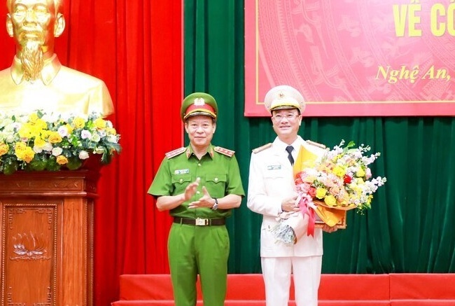 Thượng tướng Lê Quý Vương trao quyết định điều động Đại tá Phạm Thế Tùng về làm giám đốc Công an tỉnh Nghệ An.