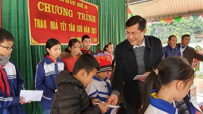Ông Thái Văn Thành, Giám đốc sở Giáo dục và Đào tạo tỉnh Nghệ An trao quà Tết cho học sinh vùng sâu, vùng xa, vùng có điều kiện KT XH đặc biệt khóa khăn.
