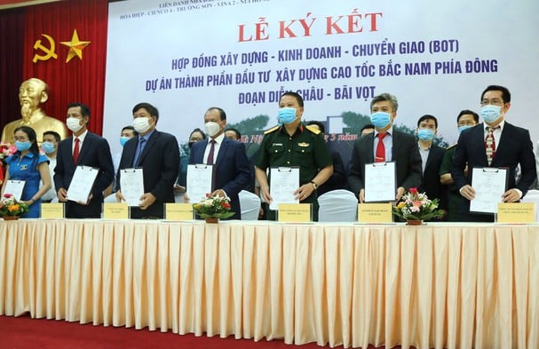 Lễ ký hợp đồng BOT dự án thành  phần cao  tốc Bắc - Nam đoạn Diễn Châu - Bãi Vọt.