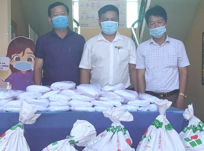 Quỹ từ thiện Tâm Quê đã trao hàng chục nghìn khẩu trang cho bà con nhân dân huyện Diễn Châu (Nghệ An).