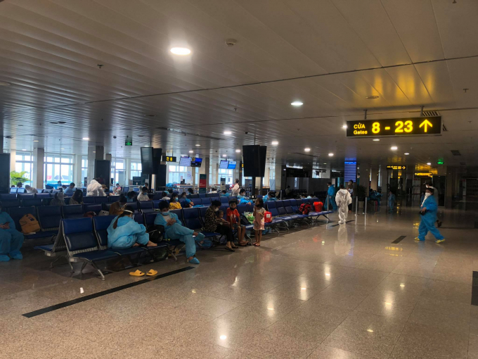 Hơn 200 công dân TP HCM và các tỉnh miền Nam đang chờ máy bay cất cánh để về quê nhà Nghệ An.