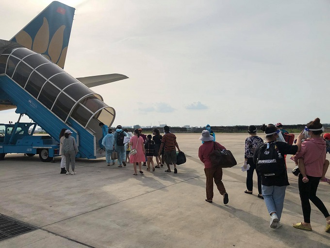 Các công dân từ vùng dịch TP HCM và các tỉnh phía Nam lên máy bay trở về quê nhà.