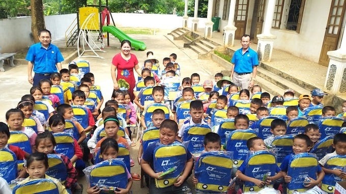 Công đoàn ngành Giáo dục Nghệ An tặng quà cho học sinh nghèo, khó khăn ở vùng miền núi huyện Qùy Châu.
