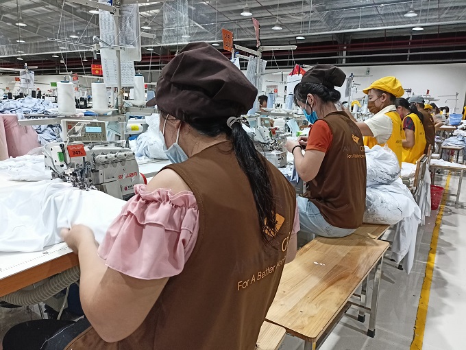 Công nhân Nhà máy may An Hưng, huyện Yên Thành (Nghệ An) tập trung sản xuất để xuất khẩu hàng sang Mỹ.